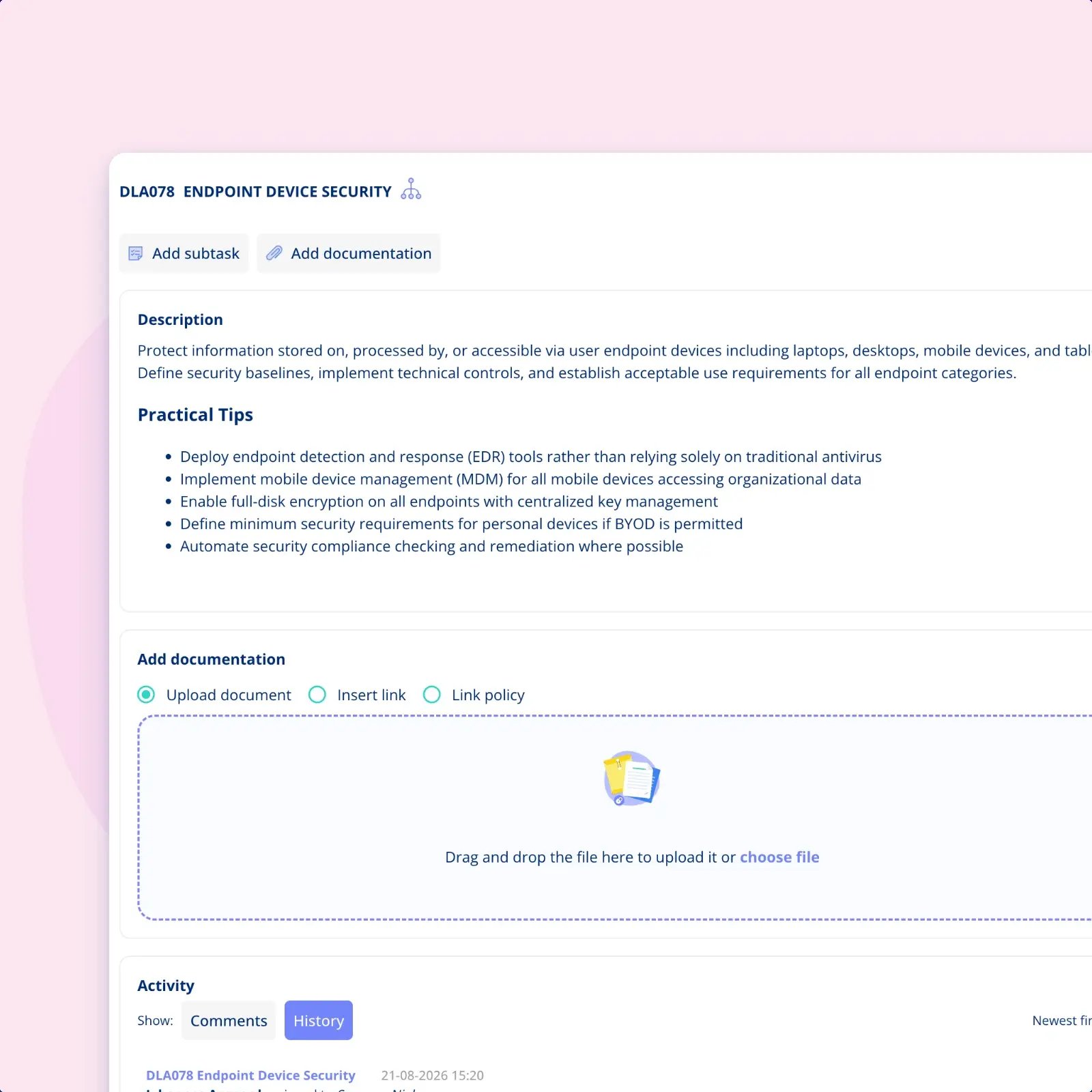 En evidensopgave åbnet under en kontrol i .legal, med sin beskrivelse og praktiske tips, panelet til at uploade dokumentation eller linke en politik, og en aktivitetslog slået om til historik med en dateret ændring af tildeling